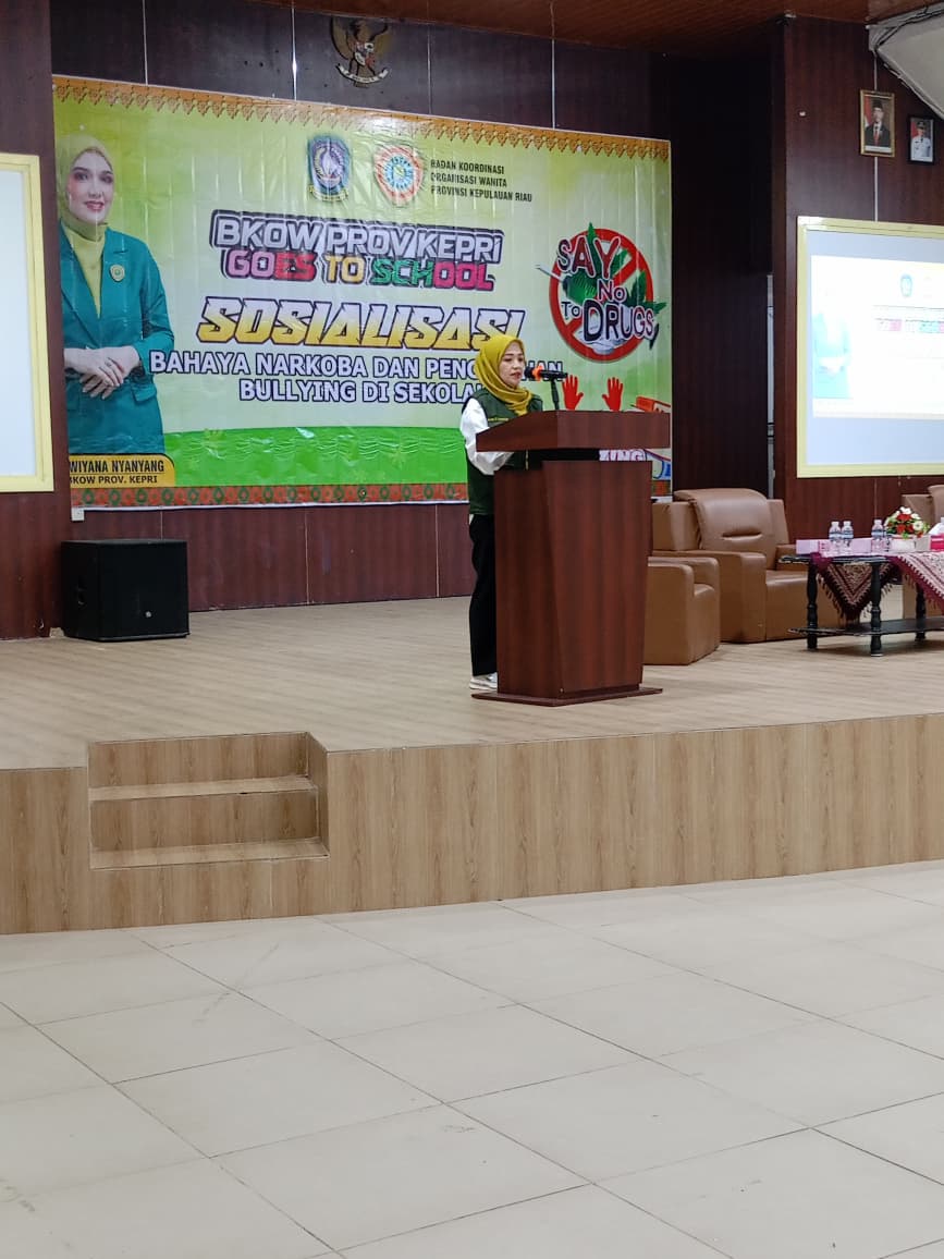 BKOW Kepri Goes to School, Nenny Nyanyang Ajak Pelajar Jauhi Narkoba dan Bullying