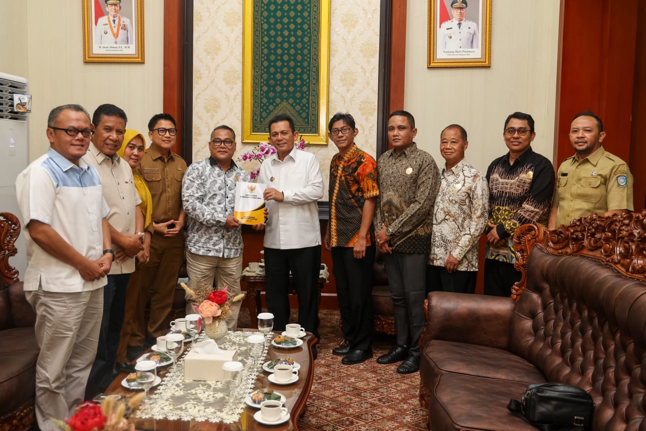 Terima Laporan KI Kepri, Gubernur Ansar Targetkan Seluruh OPD Raih Predikat Informatif pada 2026