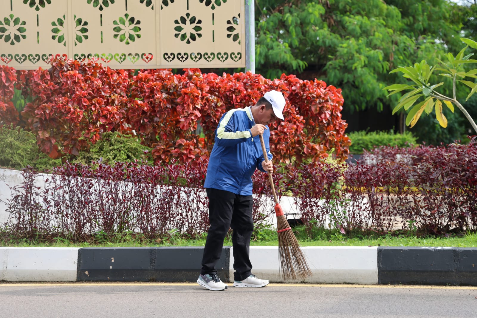 Jaga Gerbang Utama Daerah, Gubernur Ansar Pimpin Gotong Royong Massal di Jalan Bandara RHF