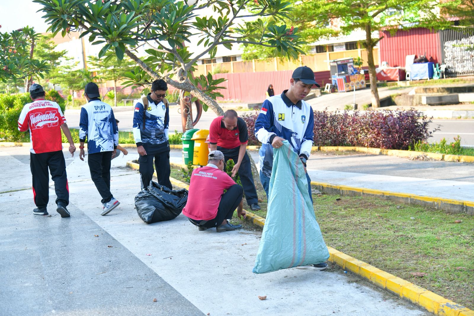 Jaga Gerbang Utama Daerah, Gubernur Ansar Pimpin Gotong Royong Massal di Jalan Bandara RHF