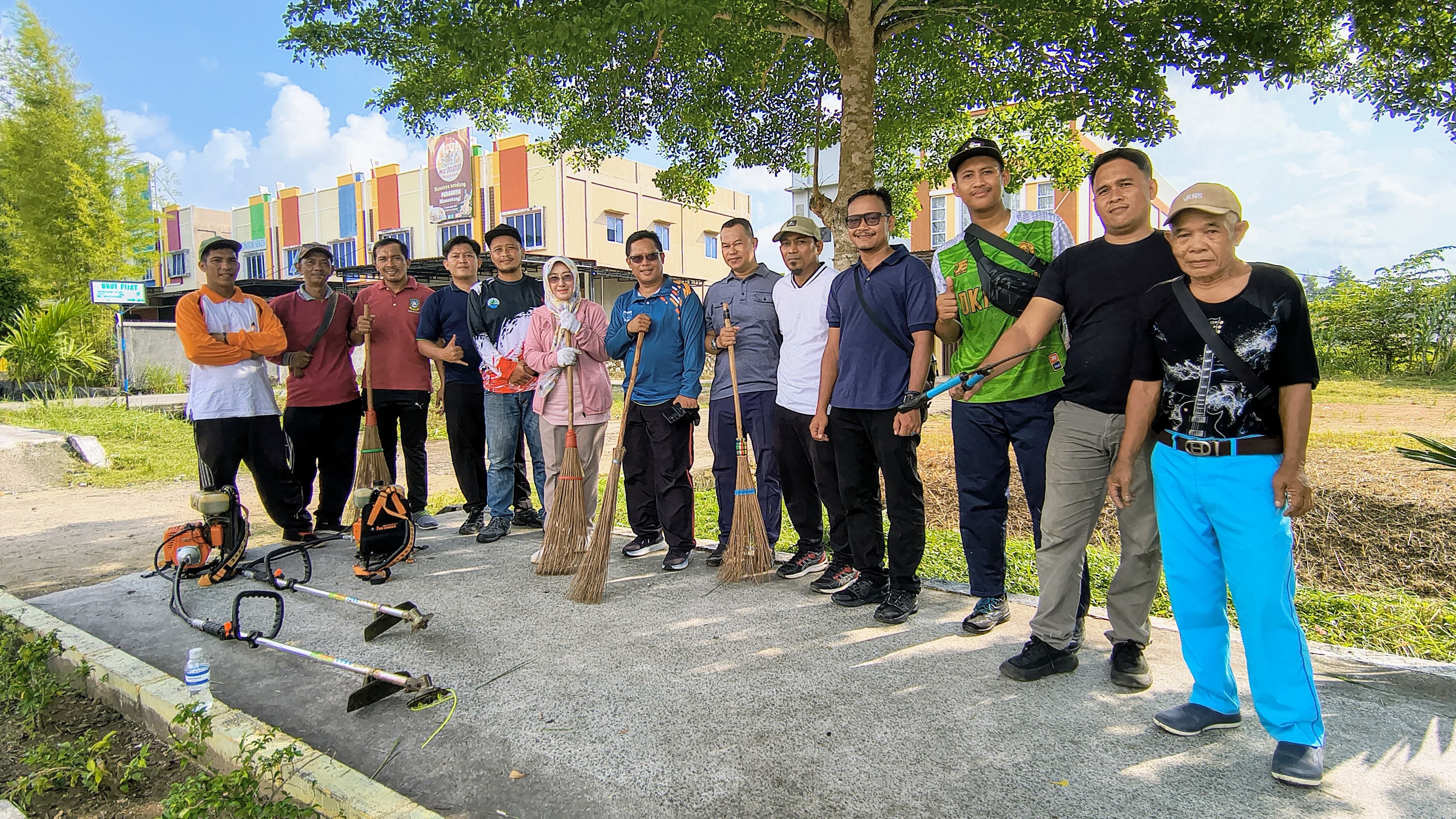 DKP2KH Kepri Turun Langsung Gotong Royong di Jalan Bandara RHF Tanjungpinang, Dipimpin Langsung Gubernur Ansar.