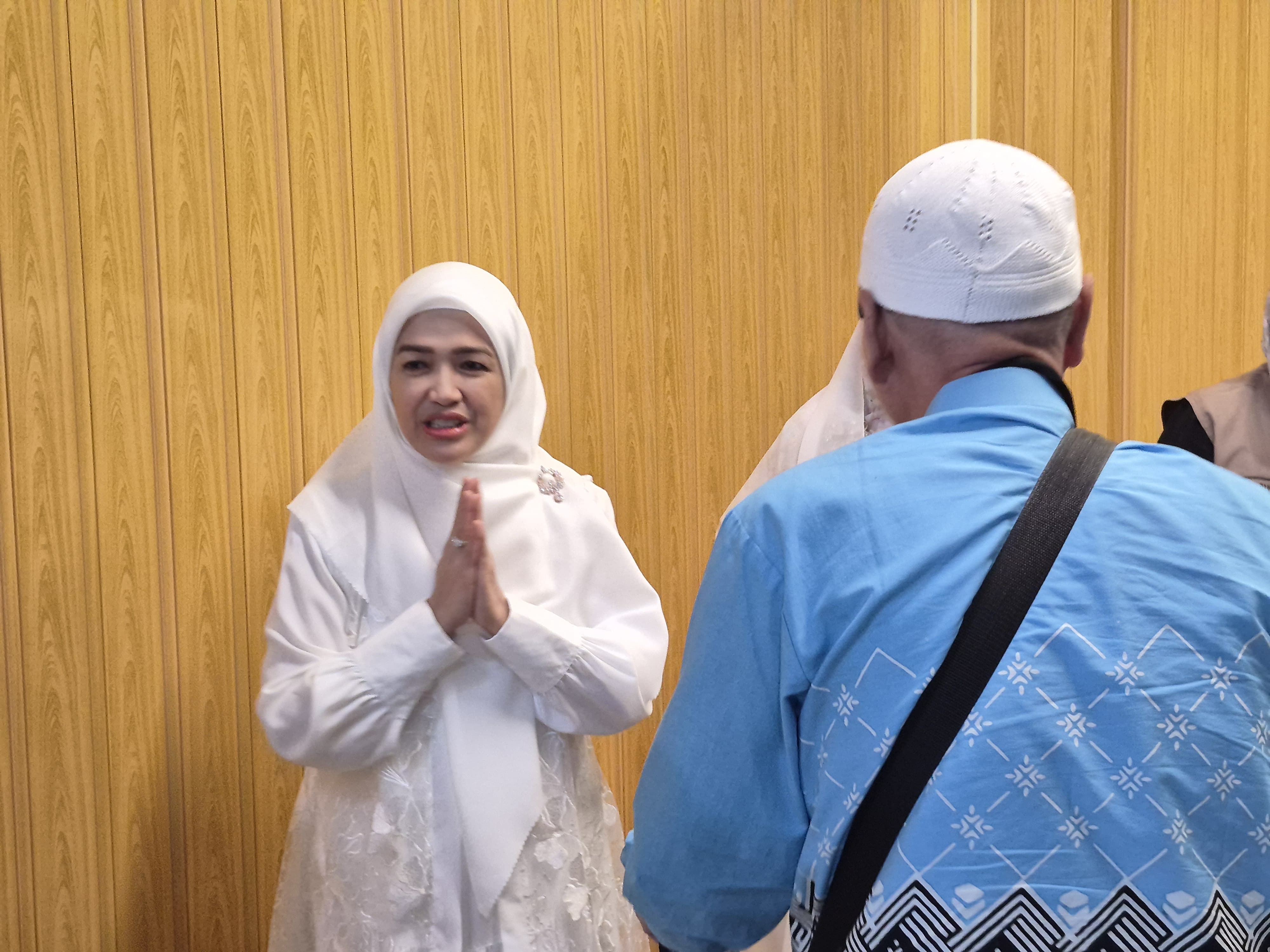 Ketua TP-PKK Kepri Sambut Kepulangan Jamaah Haji Kloter Pertama Debarkasi Batam