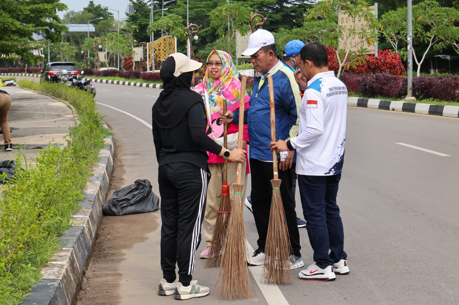 Jaga Gerbang Utama Daerah, Gubernur Ansar Pimpin Gotong Royong Massal di Jalan Bandara RHF