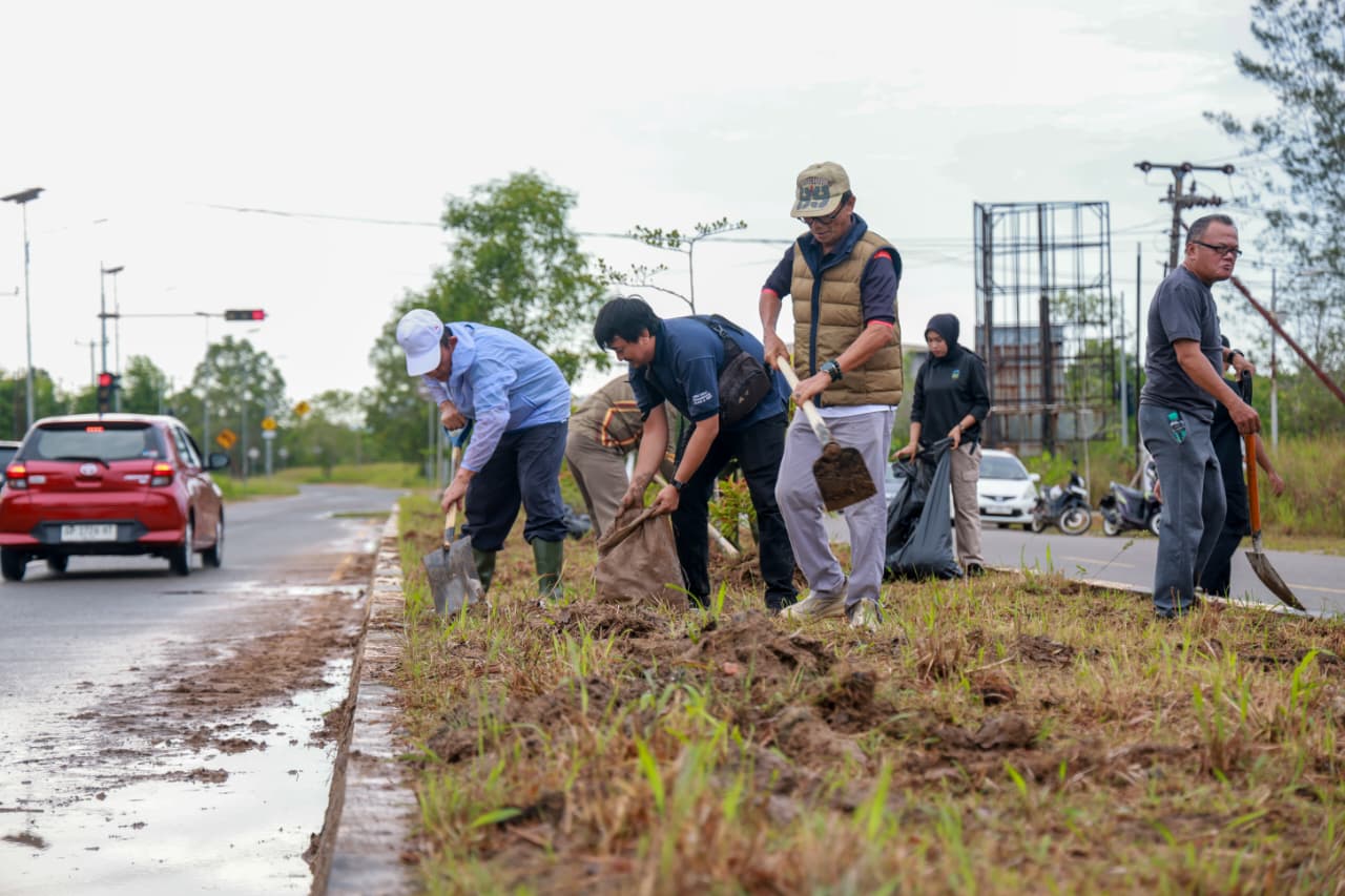 Gubernur Ansar Pimpin Gotong Royong di Dompak, Ajak Wujudkan Kepri Bersih dari Hal-Hal Sederhana