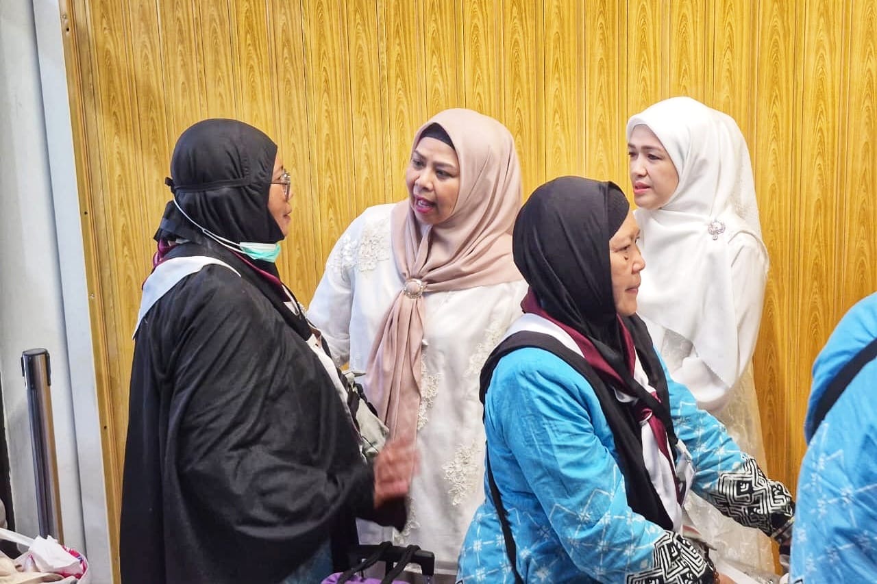 Ketua TP-PKK Kepri Sambut Kepulangan Jemaah Haji Kloter Pertama Debarkasi Batam