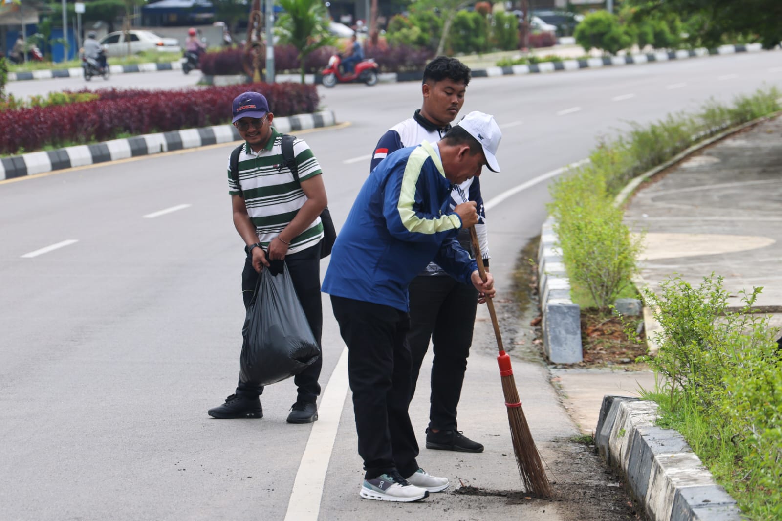 Jaga Gerbang Utama Daerah, Gubernur Ansar Pimpin Gotong Royong Massal di Jalan Bandara RHF