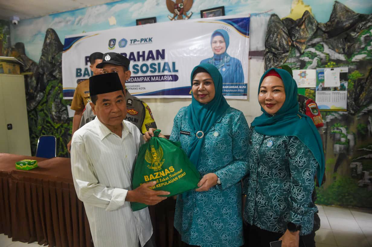Ketua TP-PKK Kepri Serahkan Bansos bagi Masyarakat Terdampak Malaria