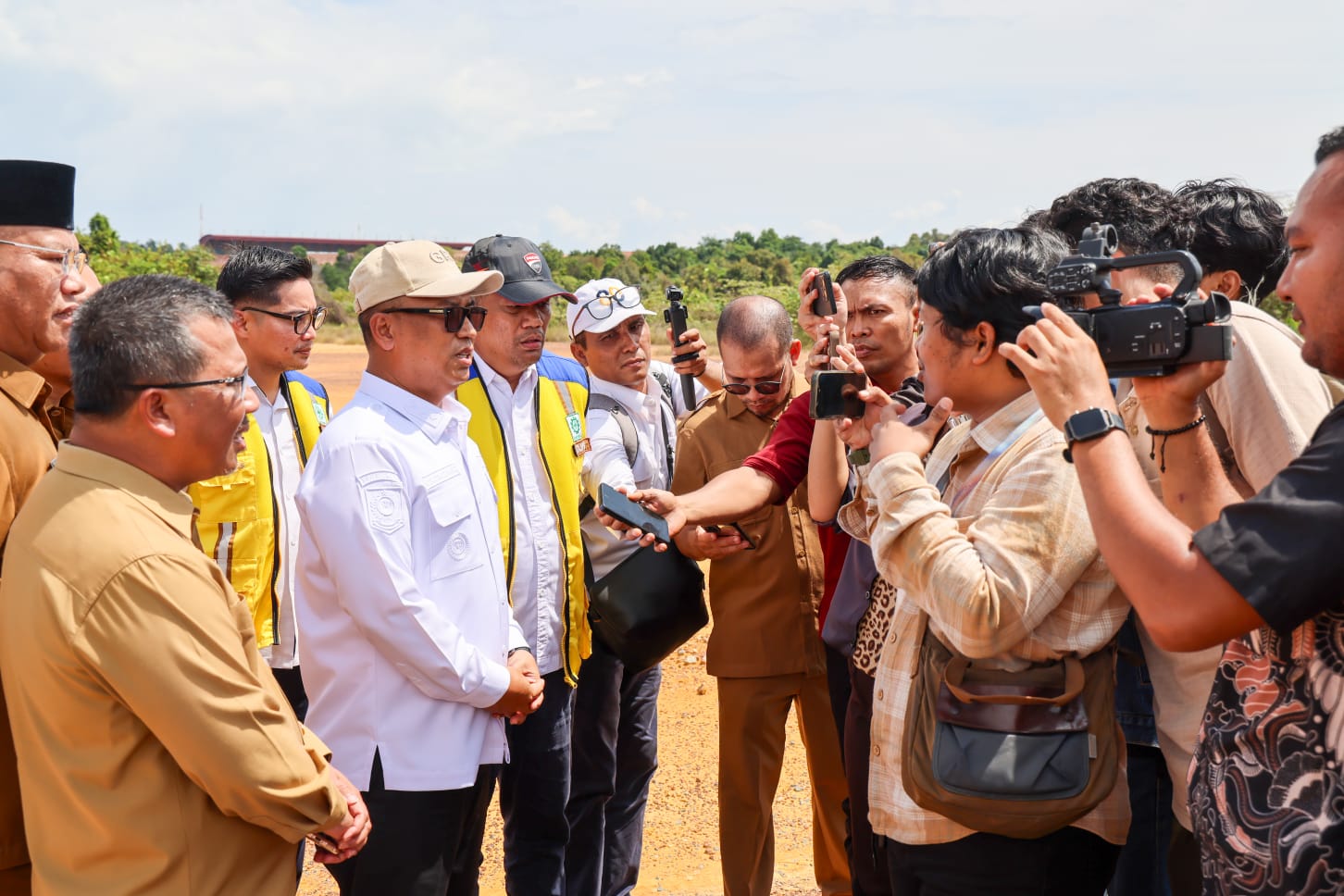 Wagub Kepri dan Kepala BNPT RI Tinjau Calon Lokasi Sekolah Rakyat di Dompak