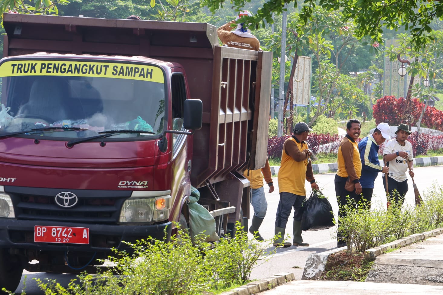 Jaga Gerbang Utama Daerah, Gubernur Ansar Pimpin Gotong Royong Massal di Jalan Bandara RHF