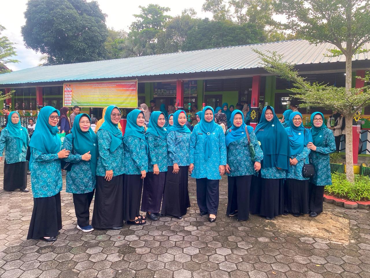 Ketua TP-PKK Kepri Serahkan Bansos bagi Masyarakat Terdampak Malaria