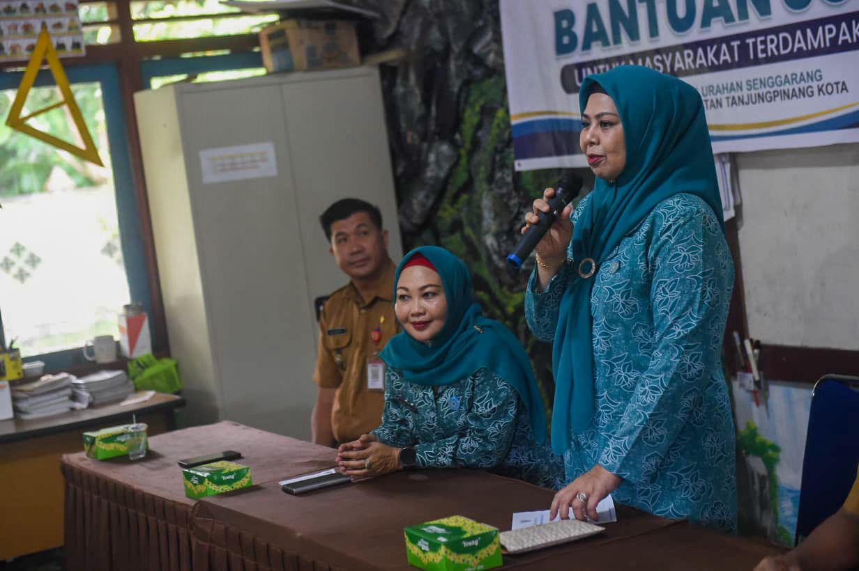 Ketua TP-PKK Kepri Serahkan Bansos bagi Masyarakat Terdampak Malaria