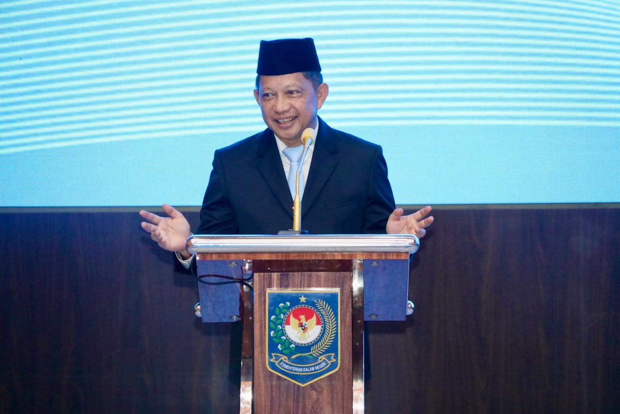 Gubernur Ansar Ahmad Terima Satyalancana Wira Karya dari Presiden RI, Disematkan Mendagri Tito Karnavian