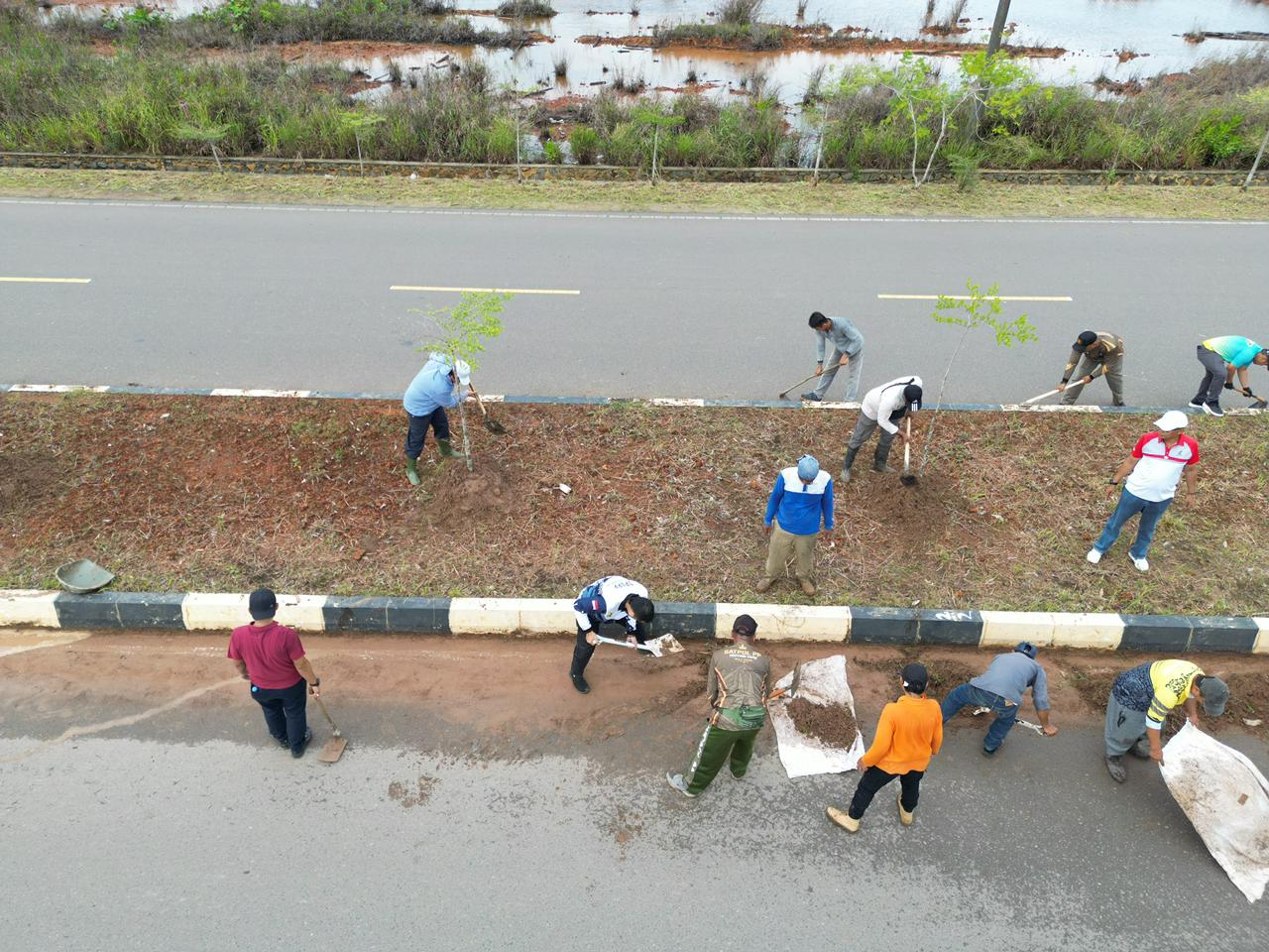 Gubernur Ansar Pimpin Gotong Royong di Dompak, Ajak Wujudkan Kepri Bersih dari Hal-Hal Sederhana