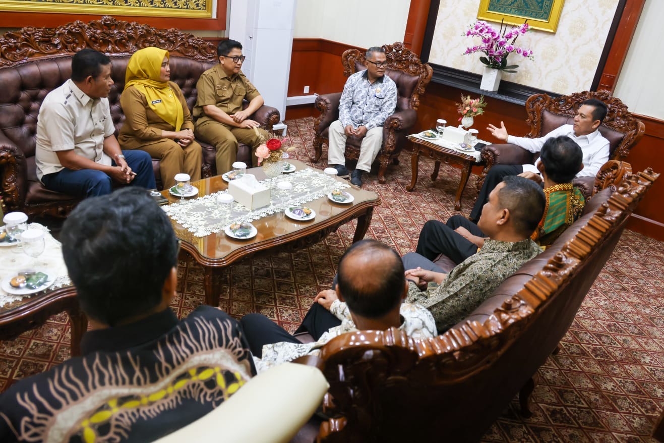 Terima Laporan KI Kepri, Gubernur Ansar Targetkan Seluruh OPD Raih Predikat Informatif pada 2026
