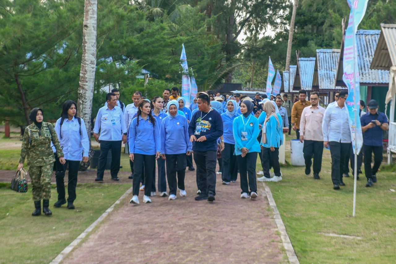 Perkuat Konservasi Laut, Selvi Gibran Transplantasi Karang dan Lepasliarkan Tukik di Pantai Dugong