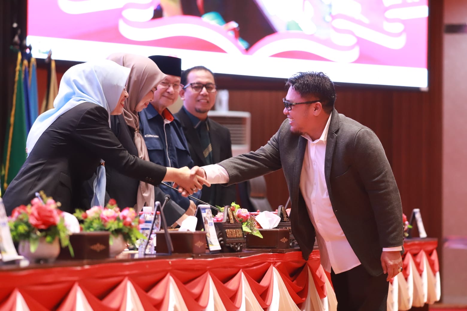 Sekda Misni Jawab Pandangan Umum Fraksi DPRD terhadap Ranperda Penyelenggaraan Peternakan dan Kesehatan Hewan