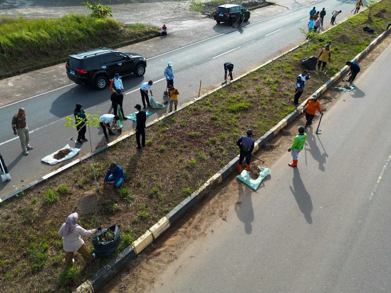 Pemprov Kepri Gelar Kamis Bersih, Gubernur Ansar Pimpin Gotong Royong di Bukit Bestari