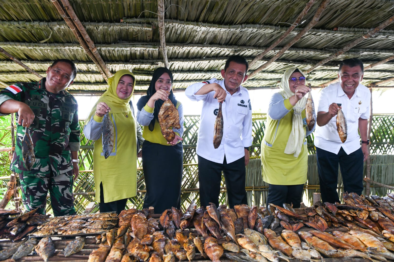TP-PKK bersama DKP Prov. Kepri dan Diskan Kab. Natuna gelar "AKSI BAKAR IKAN" di Pantai Piwang, Ranai - Kab. Natuna