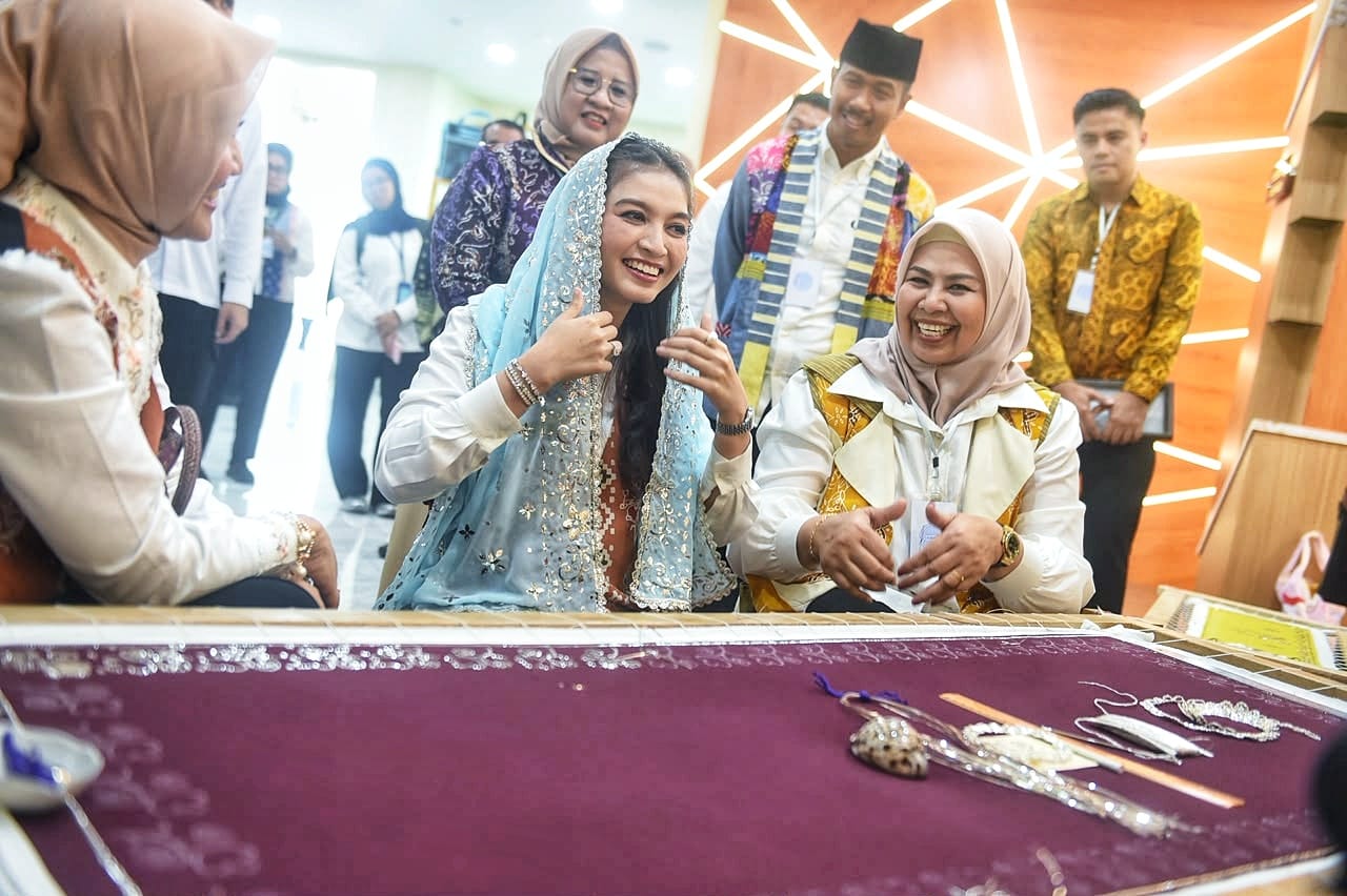 Selvi Ananda Kunjungi Dekranasda Kepri, Melihat Proses Pembuatan Kain Tenun Hingga Berbelanja Produk Kerajinan Khas