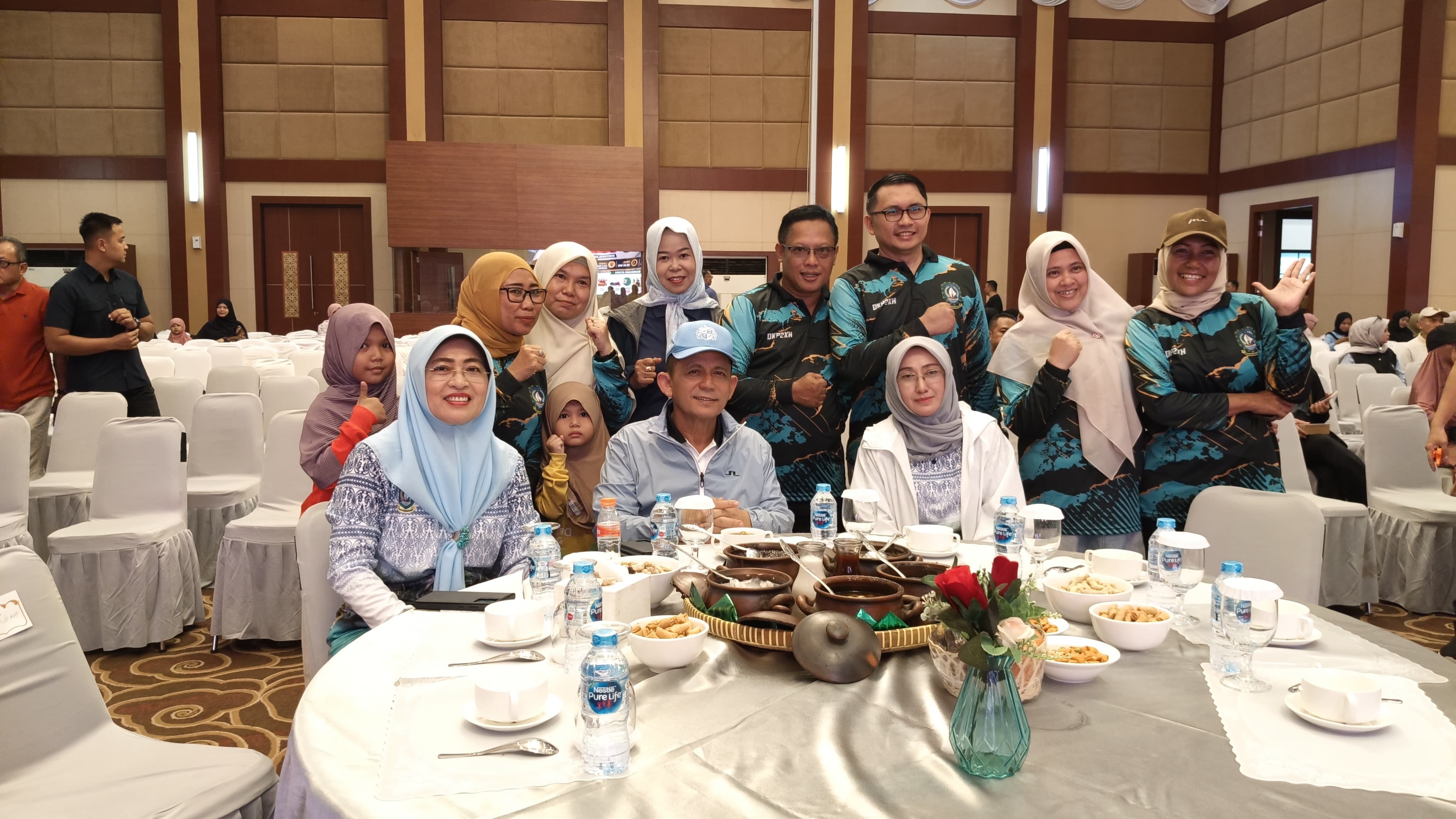 Kadis DKP2KH  Bersama Gub Kepri  Gerak Jalan Santai Bersama  ASN