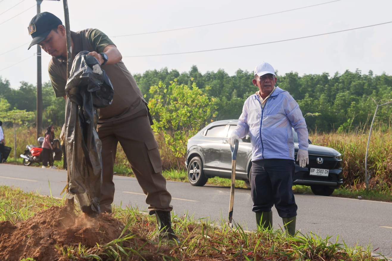 Pemprov Kepri Gelar Kamis Bersih, Gubernur Ansar Pimpin Gotong Royong di Bukit Bestari