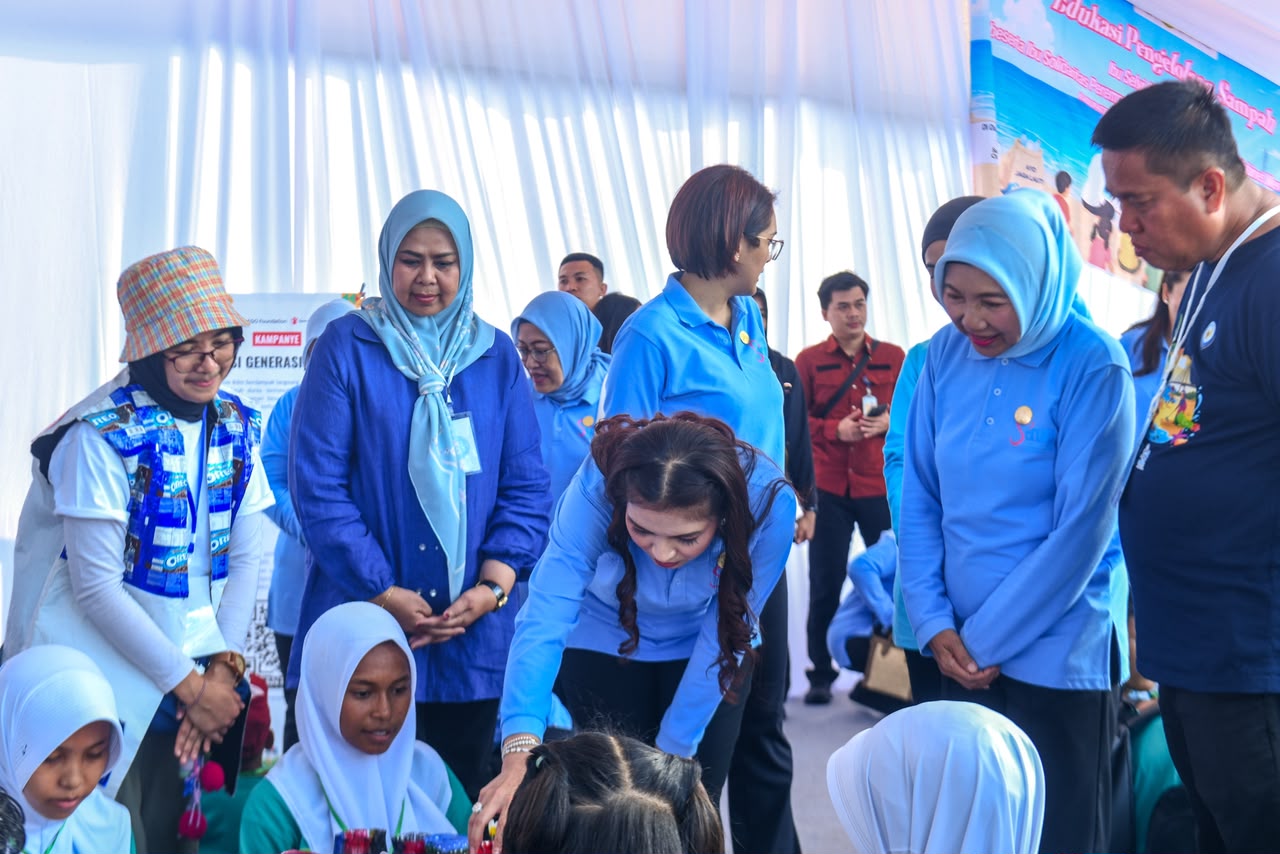 Perkuat Konservasi Laut, Selvi Gibran Transplantasi Karang dan Lepasliarkan Tukik di Pantai Dugong