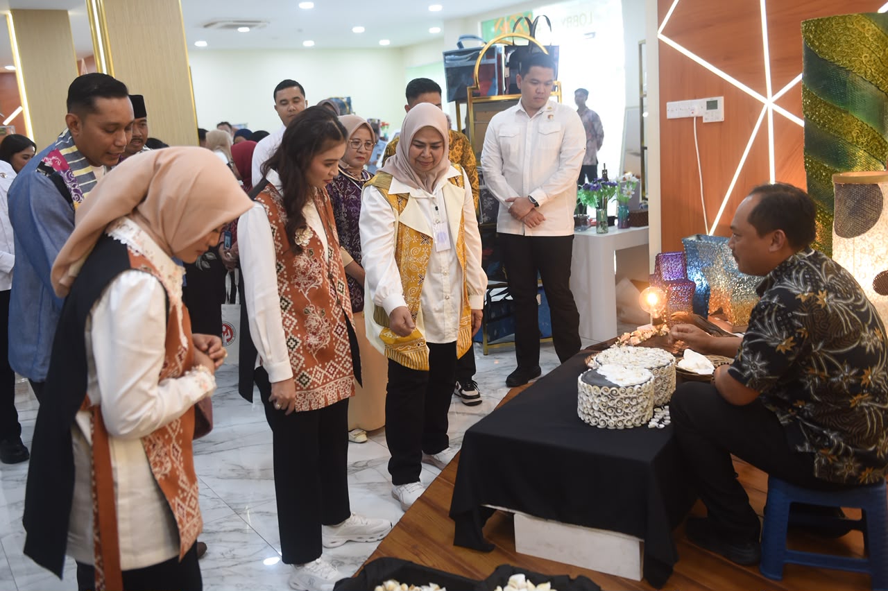 Ketum Dekranas RI Selvi Ananda Kunjungi Dekranasda Kepri