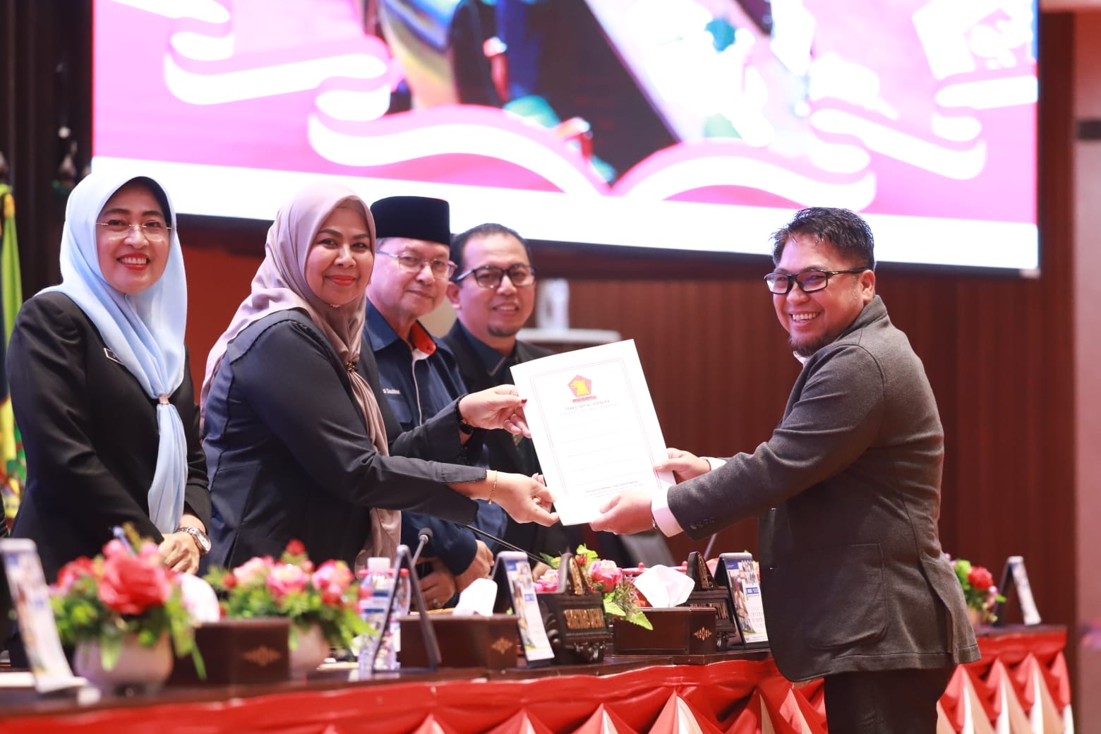 Sekda Misni Jawab Pandangan Umum Fraksi DPRD terhadap Ranperda Penyelenggaraan Peternakan dan Kesehatan Hewan