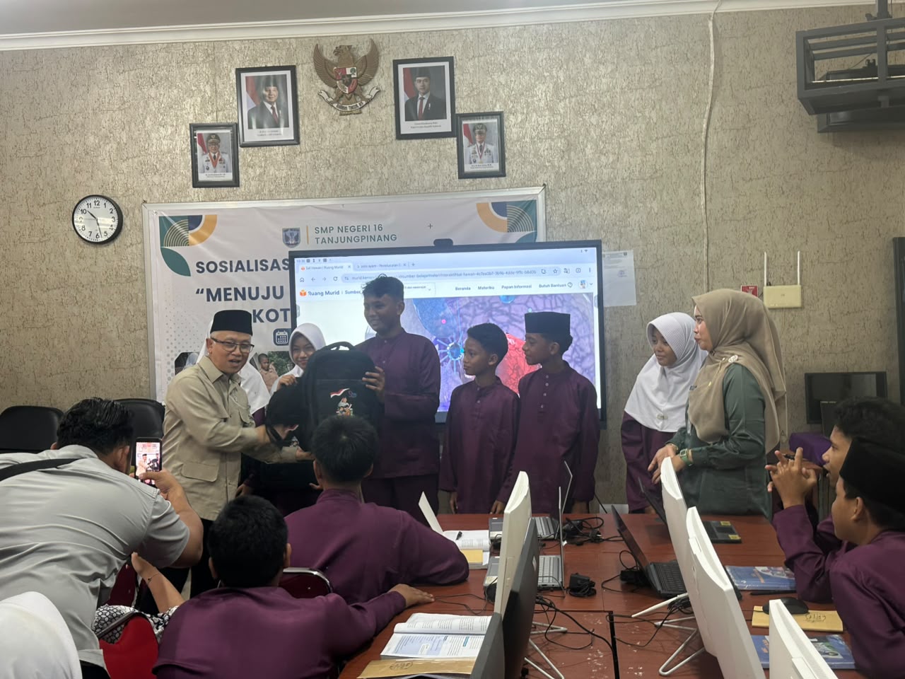 Kadisdik Kepri Dampingi Wamendikdasmen Tinjau Digitalisasi Pembelajaran di SMP Negeri 16 Tanjungpinang