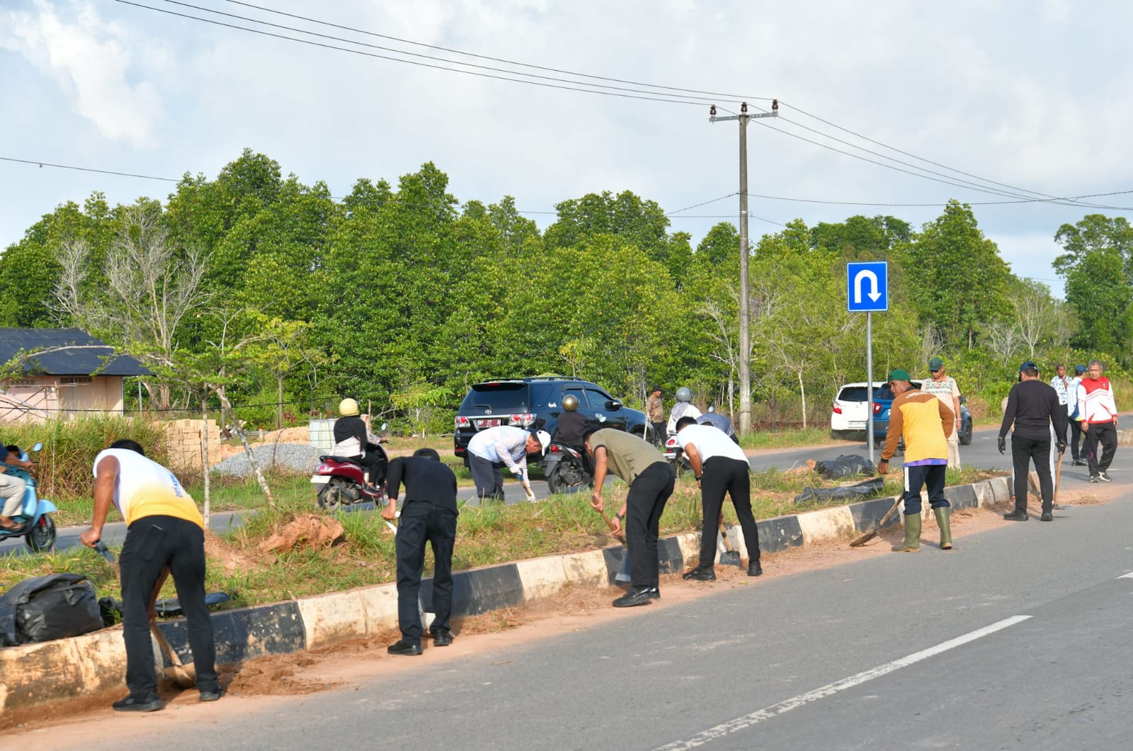Pemprov Kepri Gelar Kamis Bersih, Gubernur Ansar Pimpin Gotong Royong di Bukit Bestari