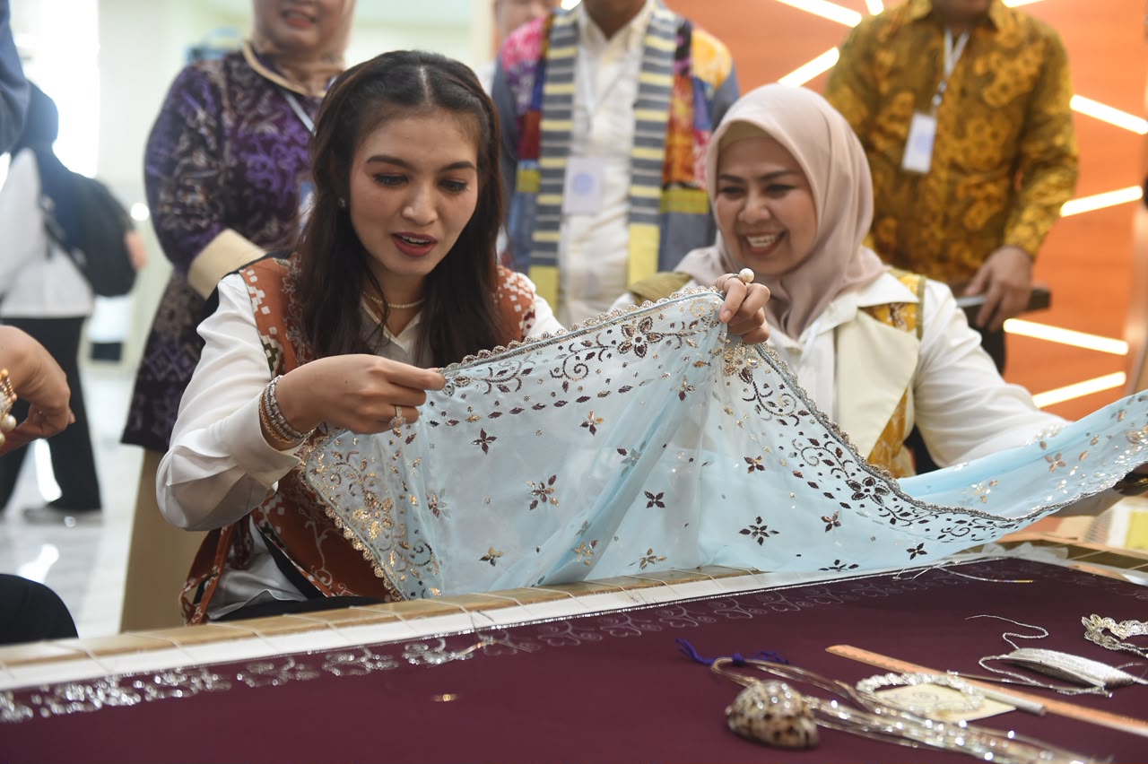 Ketum Dekranas RI Selvi Ananda Kunjungi Dekranasda Kepri