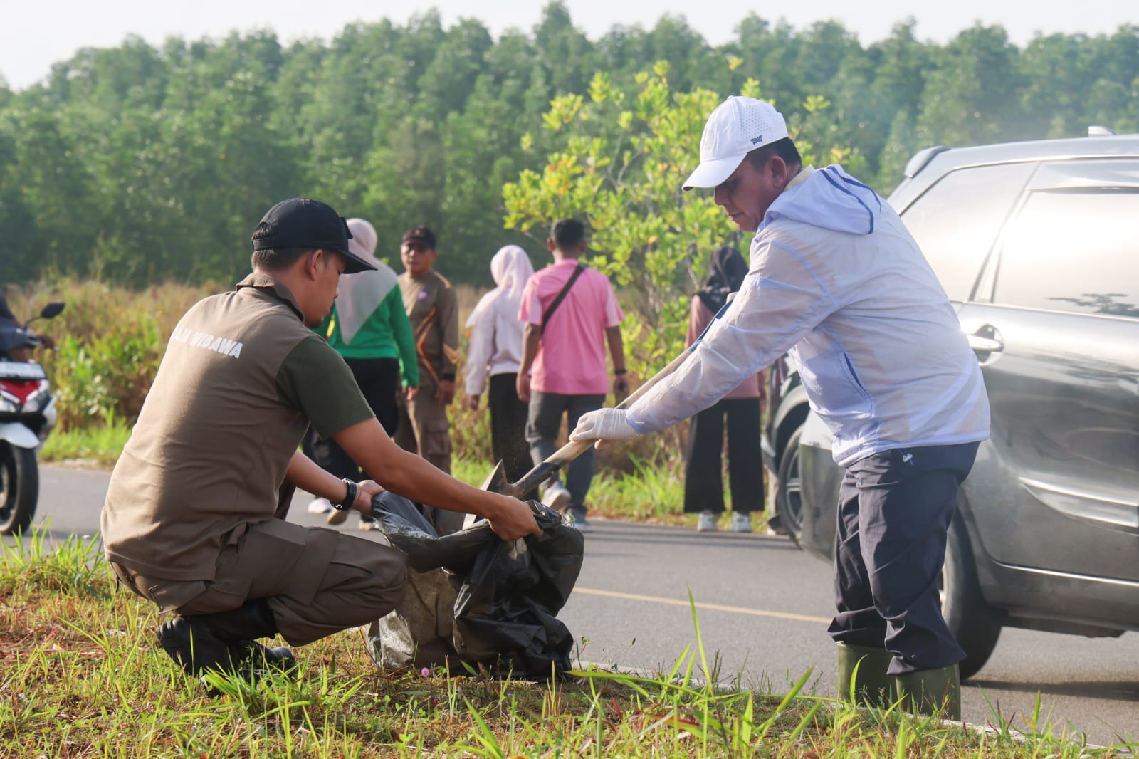 Pemprov Kepri Gelar Kamis Bersih, Gubernur Ansar Pimpin Gotong Royong di Bukit Bestari