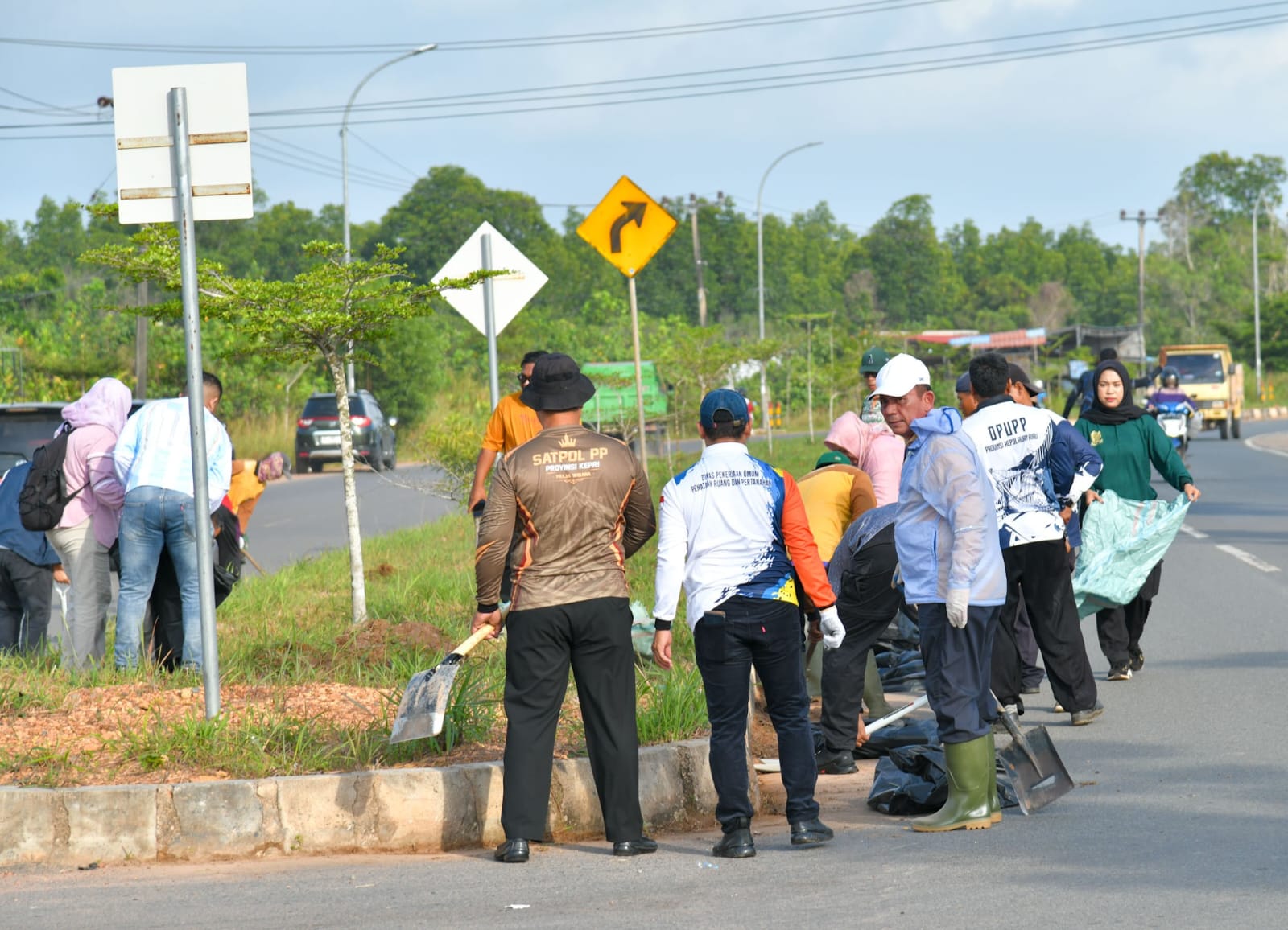 Pemprov Kepri Gelar Kamis Bersih, Gubernur Ansar Pimpin Gotong Royong di Bukit Bestari
