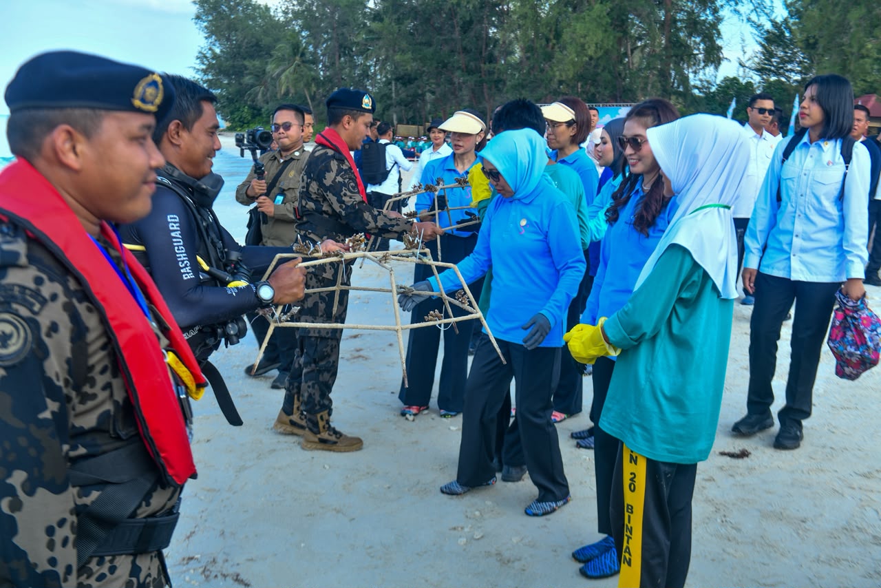 Perkuat Konservasi Laut, Selvi Gibran Transplantasi Karang dan Lepasliarkan Tukik di Pantai Dugong