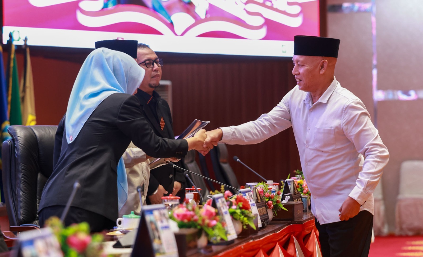Sekda Misni Hadiri Paripurna Pandangan Umum Fraksi terhadap Ranperda LPP APBD Kepri 2025