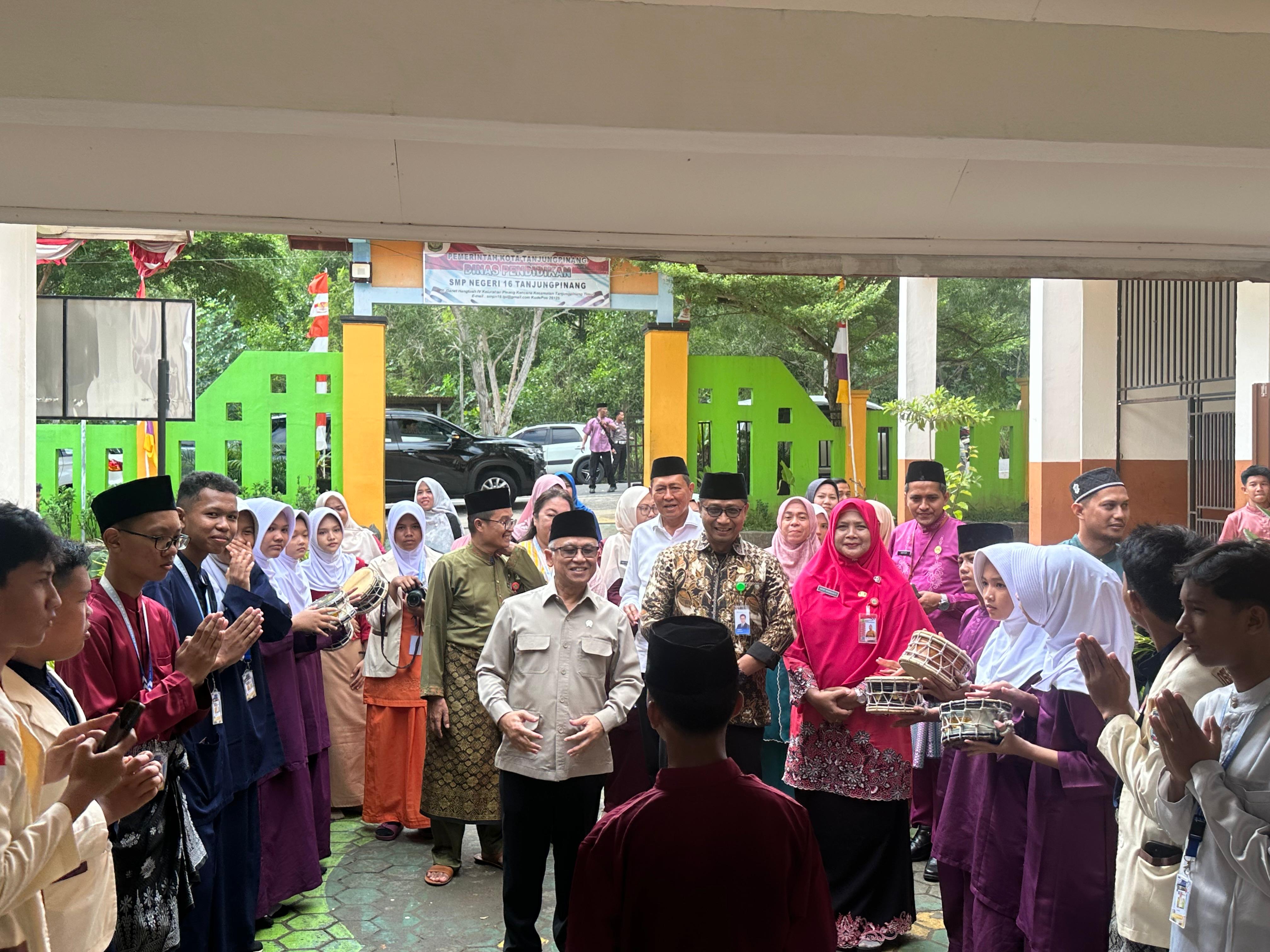 Kadisdik Kepri Dampingi Wamendikdasmen Tinjau Digitalisasi Pembelajaran di SMP Negeri 16 Tanjungpinang