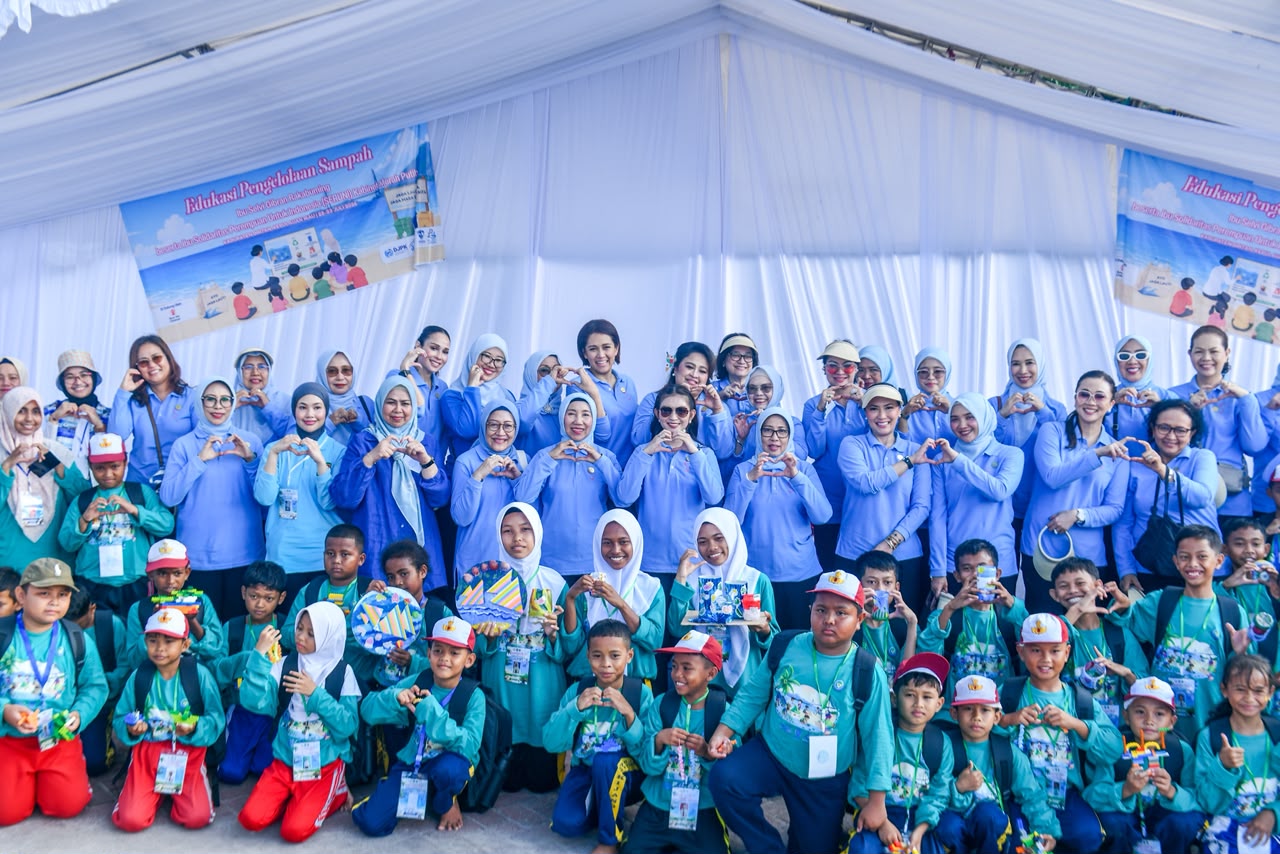 Perkuat Konservasi Laut, Selvi Gibran Transplantasi Karang dan Lepasliarkan Tukik di Pantai Dugong