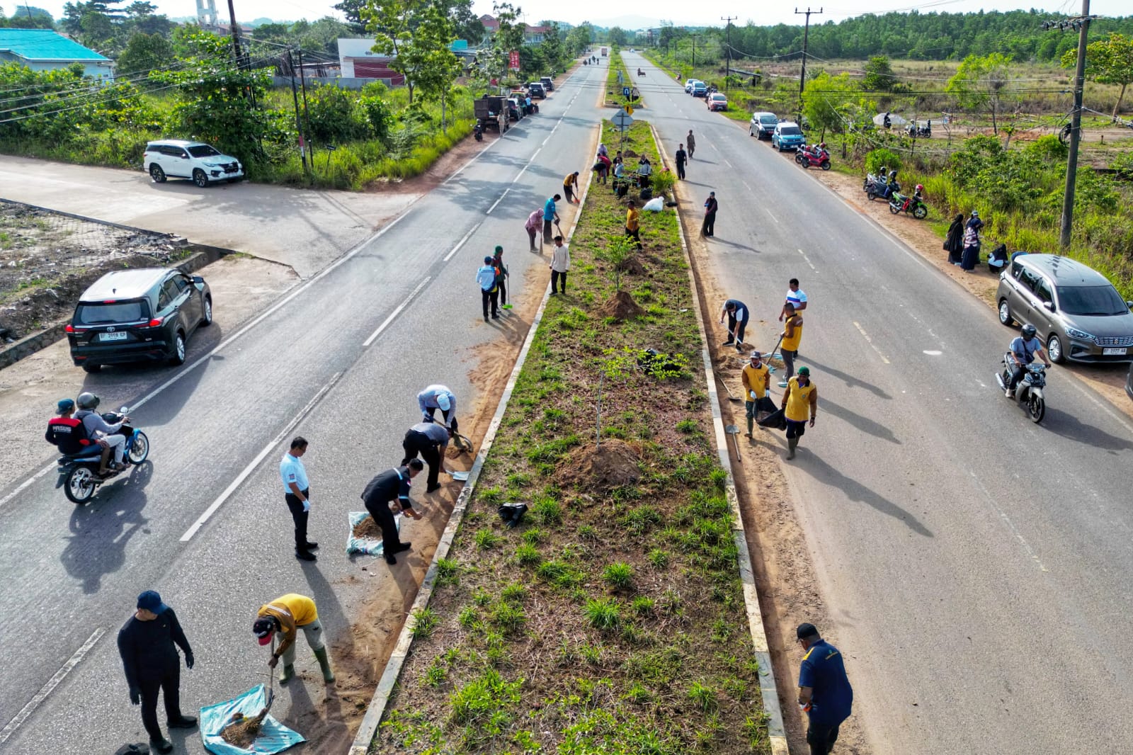 Simpang Kantor Camat Bukit Bestari Jadi Rapi, Gubernur Ansar Pimpin Goro Kamis Bersih