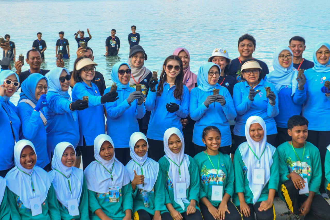 Perkuat Konservasi Laut, Selvi Gibran Transplantasi Karang dan Lepasliarkan Tukik di Pantai Dugong