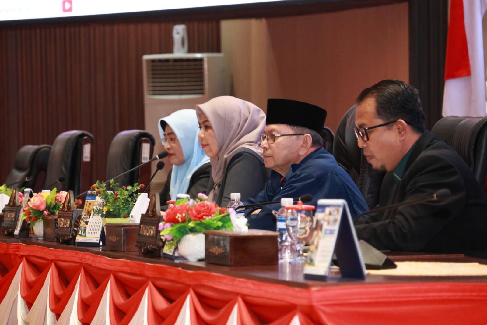 Sekda Misni Jawab Pandangan Umum Fraksi DPRD terhadap Ranperda Penyelenggaraan Peternakan dan Kesehatan Hewan