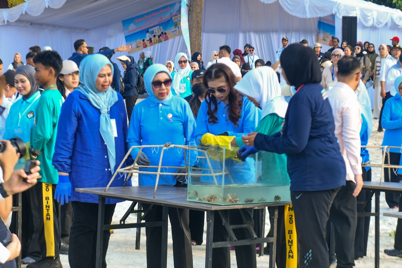 Perkuat Konservasi Laut, Selvi Gibran Transplantasi Karang dan Lepasliarkan Tukik di Pantai Dugong