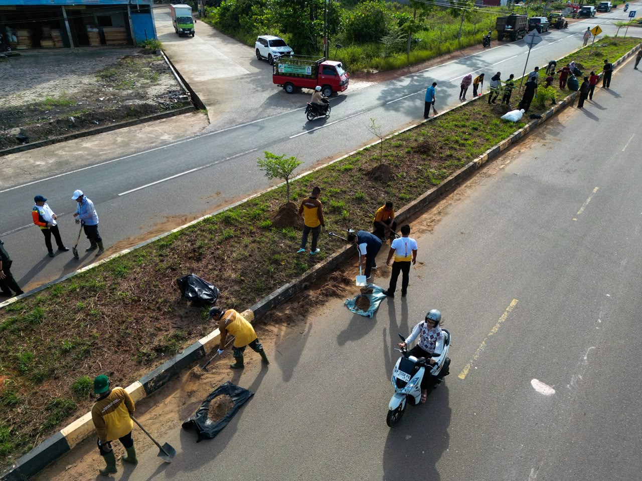 Pemprov Kepri Gelar Kamis Bersih, Gubernur Ansar Pimpin Gotong Royong di Bukit Bestari