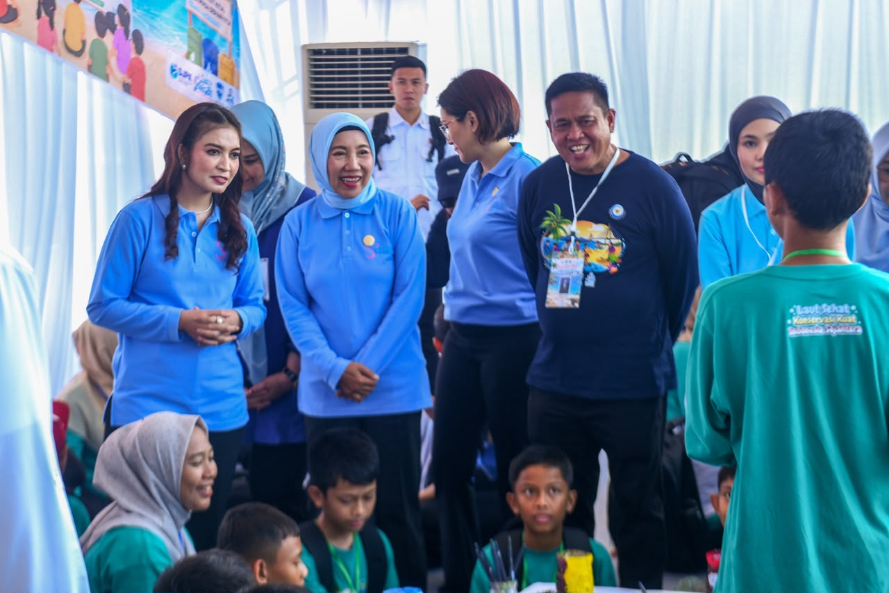 Perkuat Konservasi Laut, Selvi Gibran Transplantasi Karang dan Lepasliarkan Tukik di Pantai Dugong