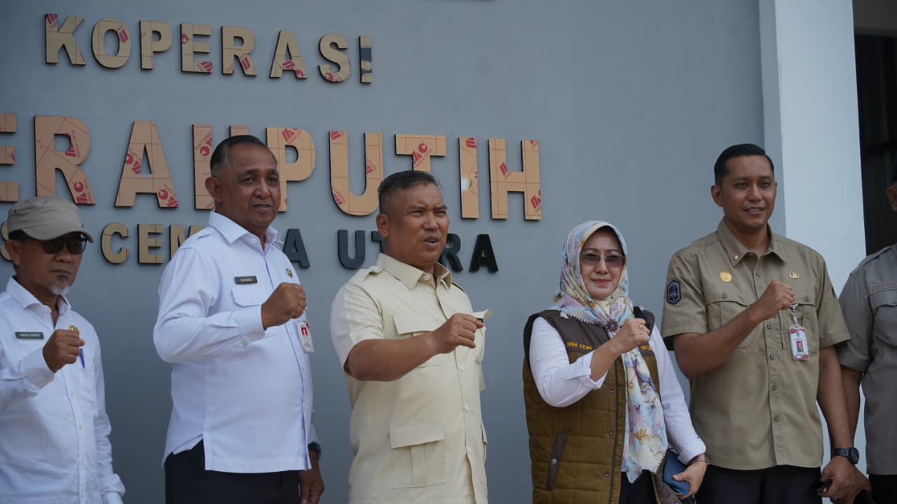 Wagub Nyanyang Tinjau Koperasi Desa Merah Putih di Natuna, Dorong Penguatan Ekonomi Desa