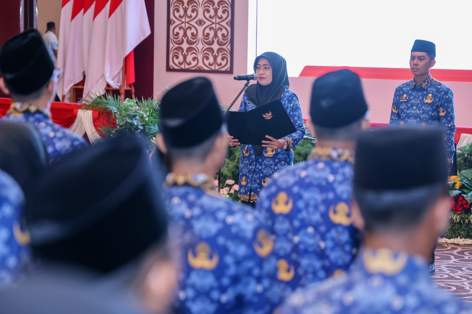 Sekdaprov Misni Lantik 79 PNS dan 105 Pejabat Fungsional, Tegaskan ASN BerAKHLAK Jadi Kunci Kemajuan Kepri