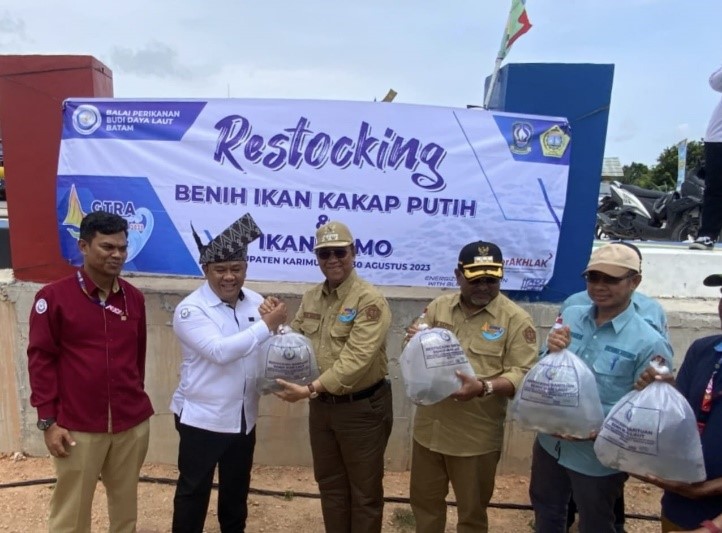 Pemerintah Provinsi Kepulauan Riau Bagi BPJS Ketenagakerjaan dan Lepas Liar Bibit Ikan Diperairan Sempena Gtra Summit 2023 Di Karimun