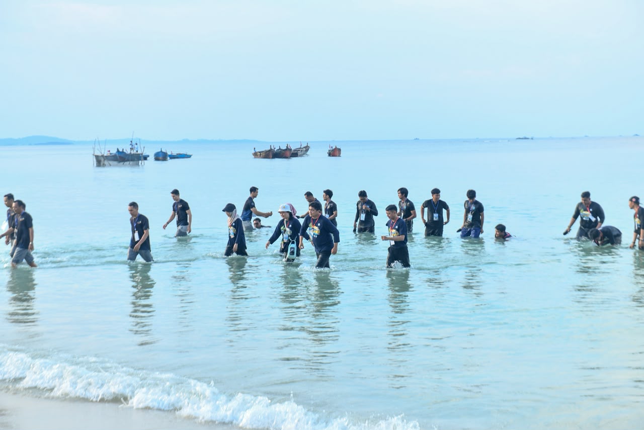 Perkuat Konservasi Laut, Selvi Gibran Transplantasi Karang dan Lepasliarkan Tukik di Pantai Dugong