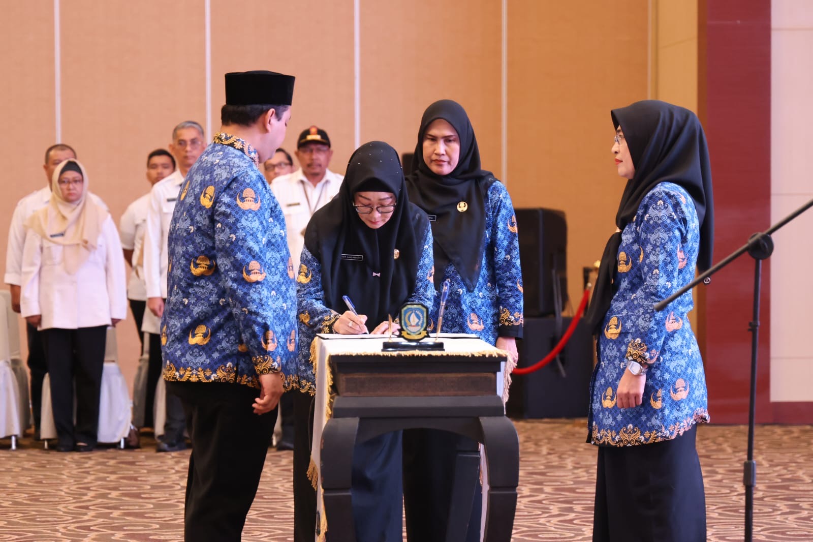 Sekdaprov Misni Lantik 79 PNS dan 105 Pejabat Fungsional, Tegaskan ASN BerAKHLAK Jadi Kunci Kemajuan Kepri