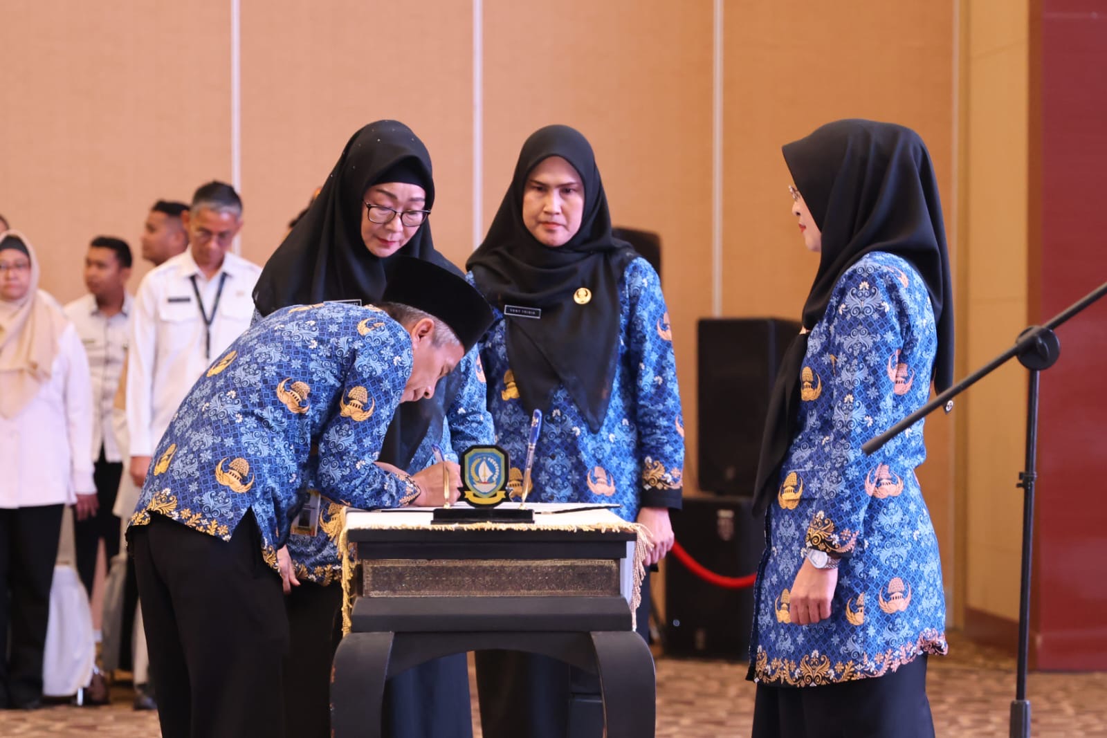 Sekdaprov Misni Lantik 79 PNS dan 105 Pejabat Fungsional, Tegaskan ASN BerAKHLAK Jadi Kunci Kemajuan Kepri