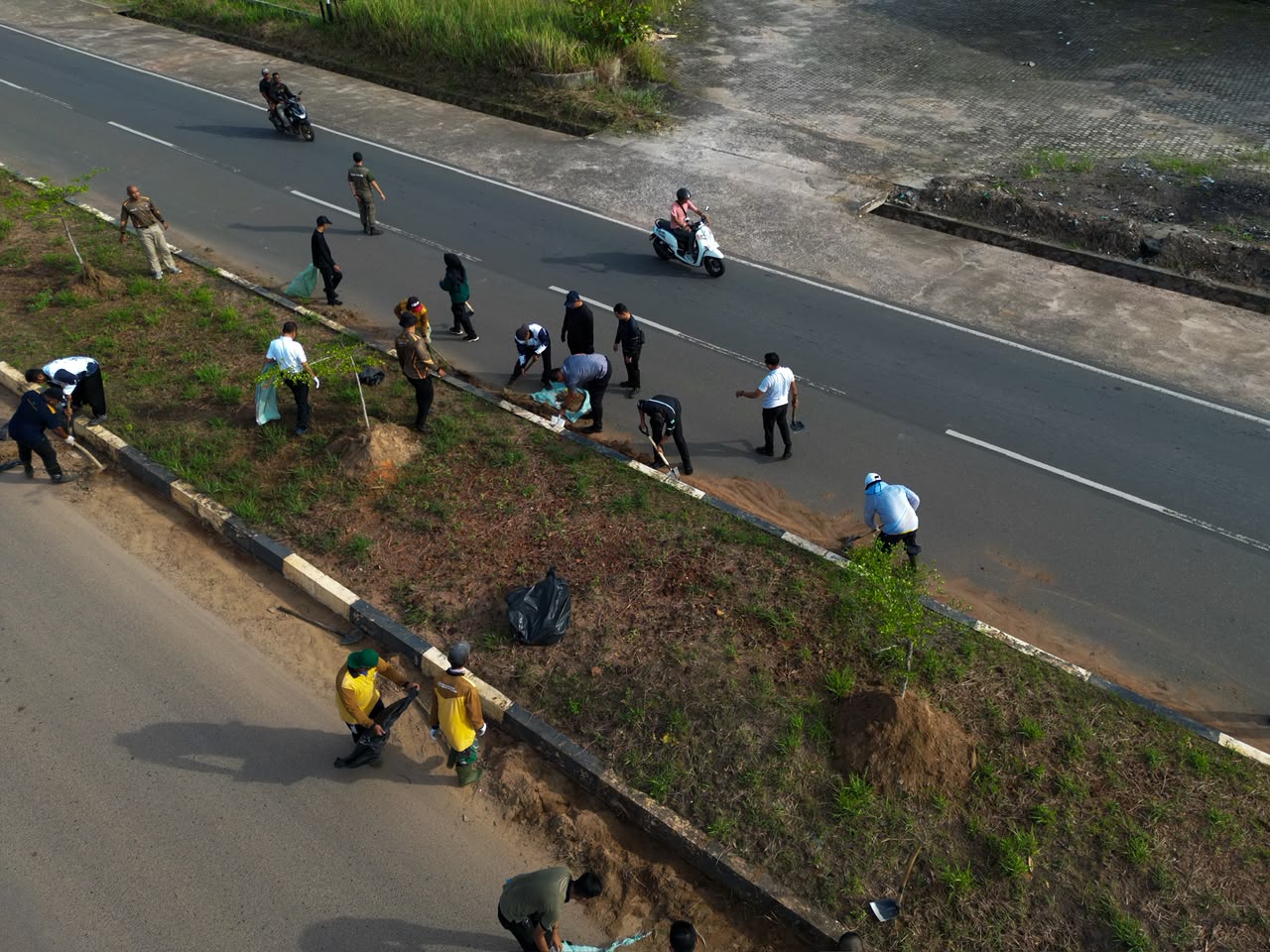 Pemprov Kepri Gelar Kamis Bersih, Gubernur Ansar Pimpin Gotong Royong di Bukit Bestari
